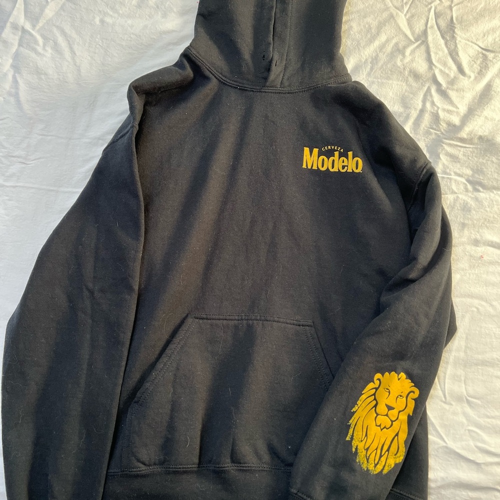 Modelo Black Hoodie